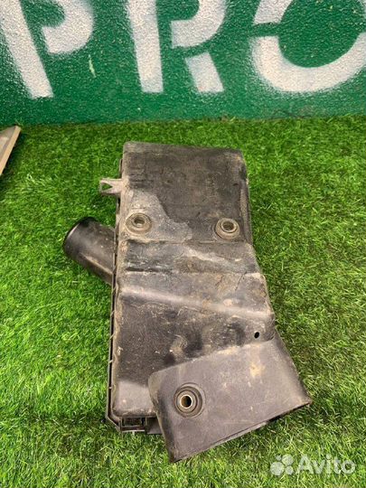 Корпус воздушного фильтра Toyota Avensis 1