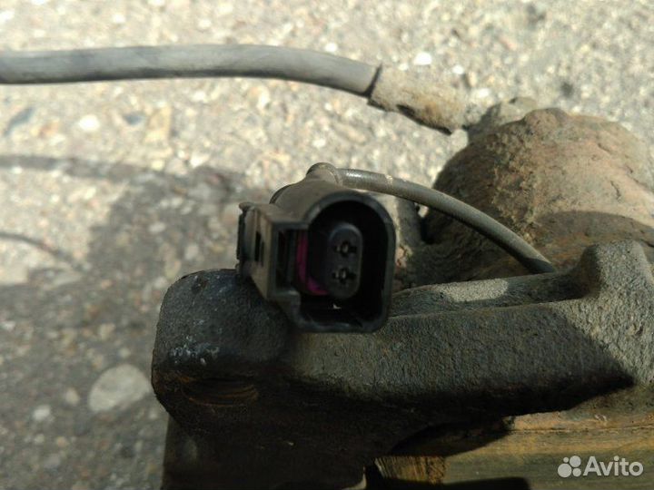 Суппорт передний правый Volkswagen Passat B6 1.9