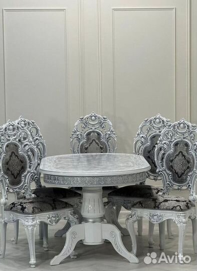 Большой обеденный стол и стулья