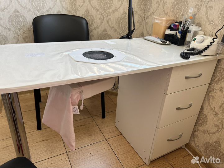 Маникюрный стол