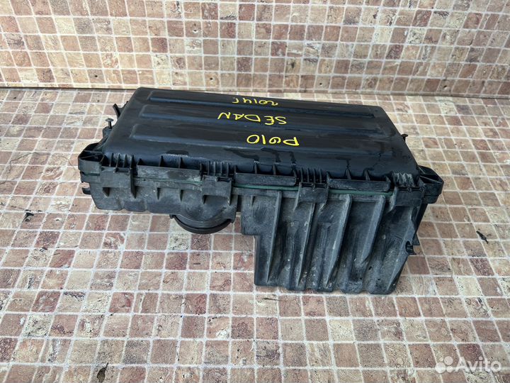 Корпус воздушного фильтра на Vokswagen Polo sedan