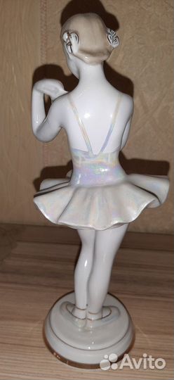 Фарфоровая статуэтка 