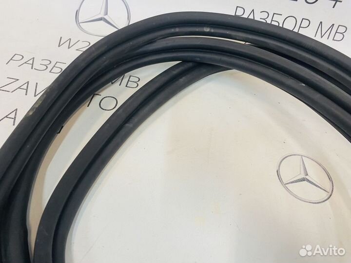 Уплотнитель двери багажника Mercedes W204