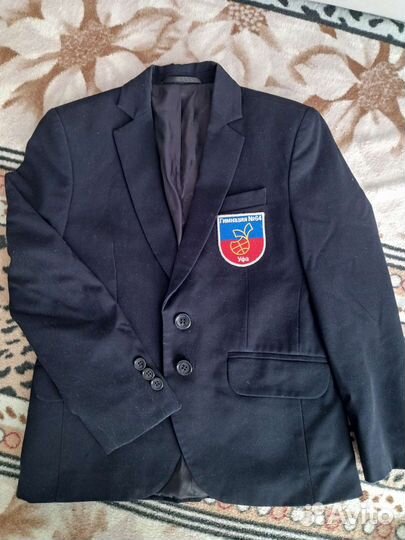 Школьная форма (костюм тройка +новые рубашки) р128