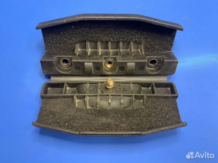 Кронштейн крепления аварийного знака Ауди100/A6/A4