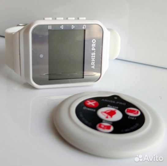 Комплекты вызова персонала: кнопка вызова и часы