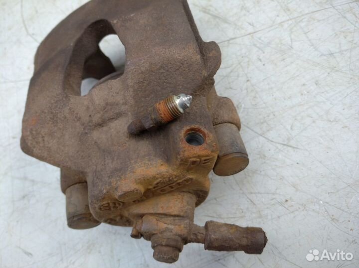 Суппорт передний правый Шкода Октавия А5