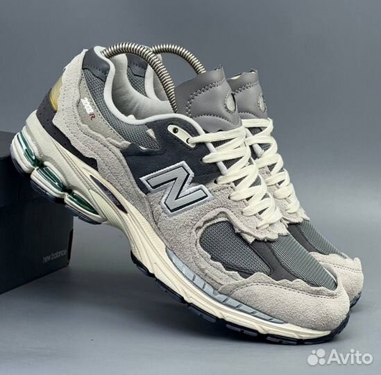 Светлые New Balance 2002R
