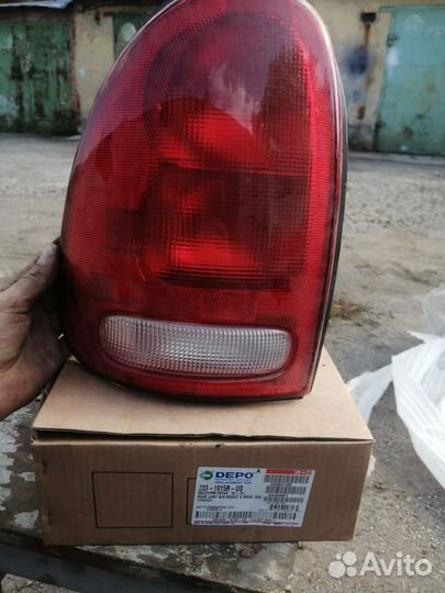 Фонарь левый Dodge Caravan