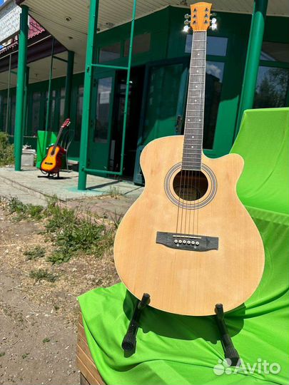Электроакустическая гитара натуральная