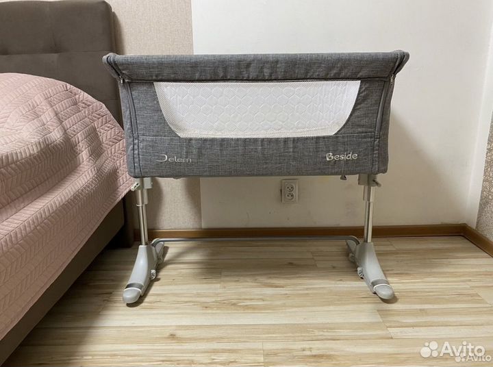 Приставная кроватка с маятником