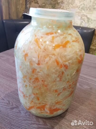 Квашеная капуста, огурчики маринованные