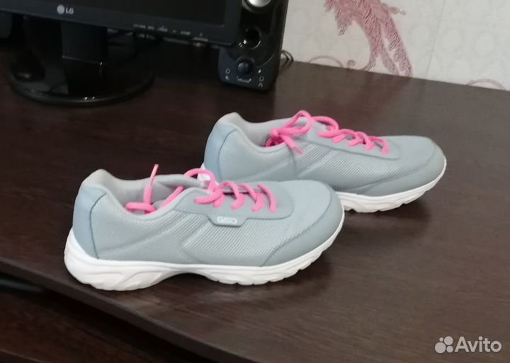 Кроссовки для девочки