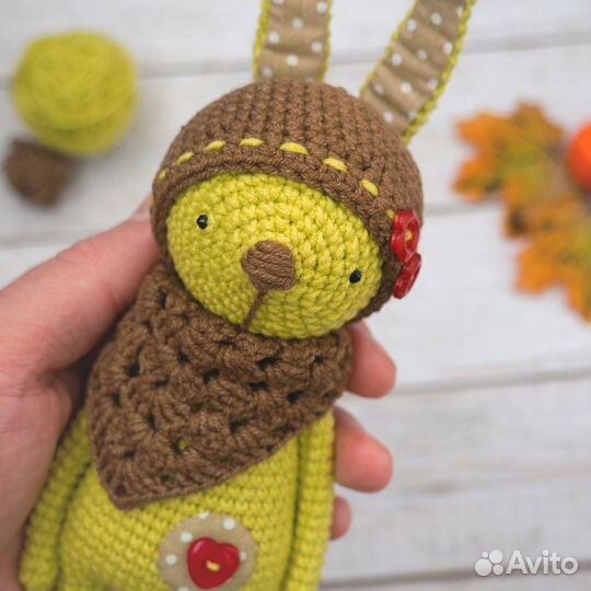 Зайчонок вязаный ручной работы, символ 2023 года