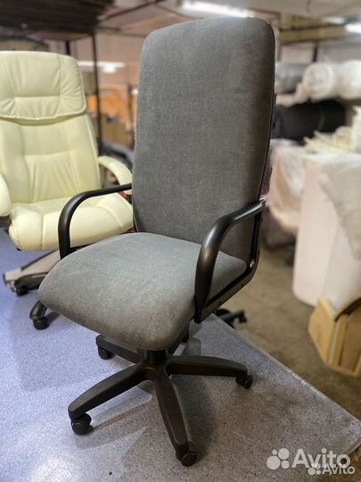 Офисное компьютерное кресло