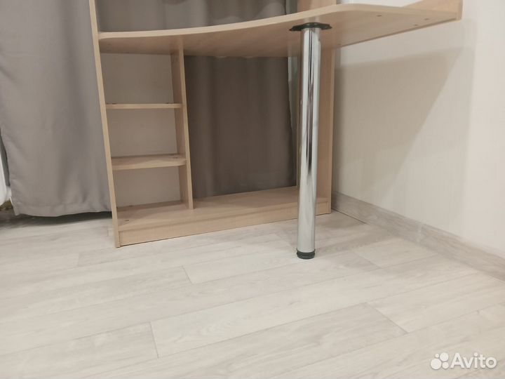 Угловой письменный стол с полками