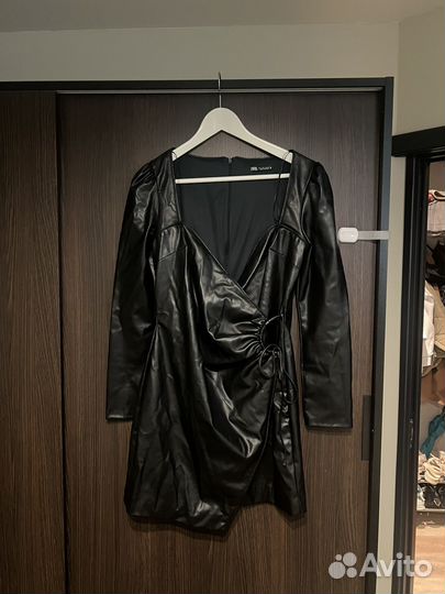 Черное платье из эко-кожи zara