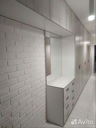 Встренная гардеробная с зеркалом