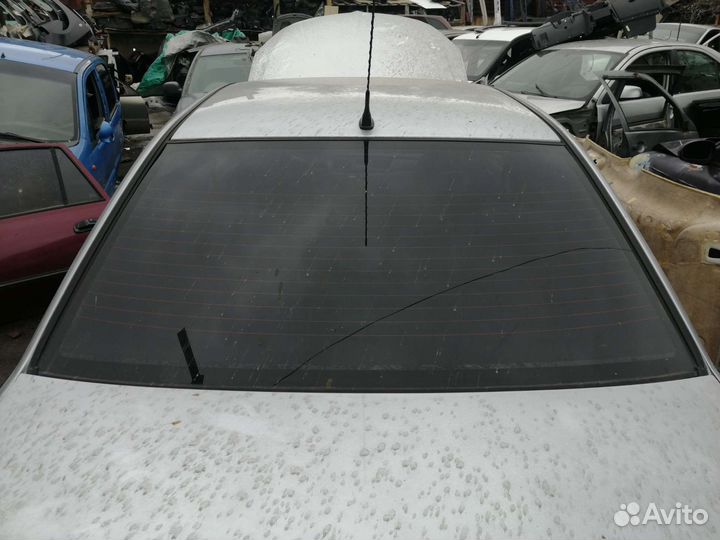 Стекло заднее ветровое на lancer 9