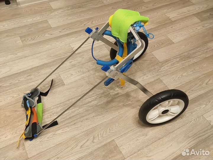 Инвалидная коляска для задних ног собаки