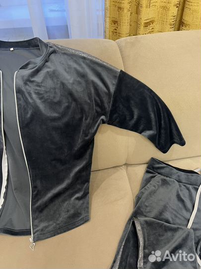 Спортивный женский костюм