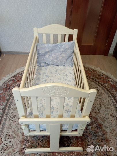 Детская кроватка с маятником