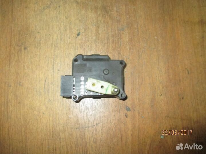 Моторчик заслонки отопителя Nissan Cefiro II (A32)