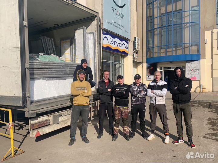 Грузчики разнорабочие. Подъем стройматериалов