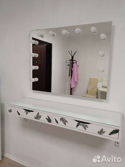 Гримерное зеркало и консоль