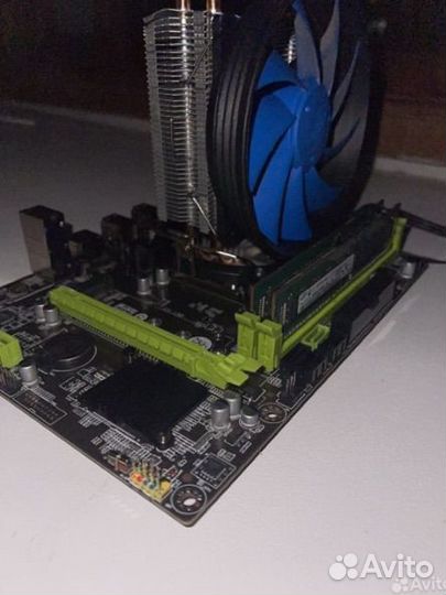 Материнская плата с процессором и памятью