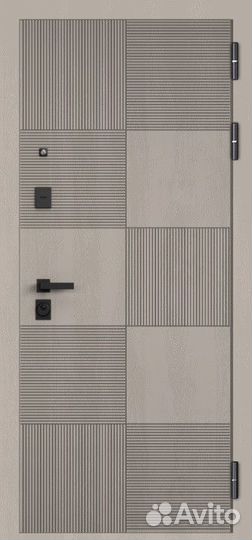 Дверь в квартиру с зеркалом