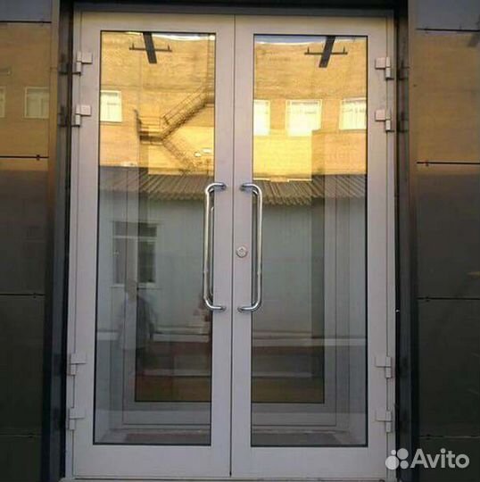 Алюминиевая дверь со стеклом