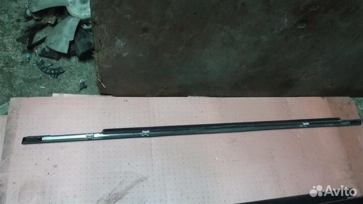 Накладка стекла переднего правого Toyota Camry XV