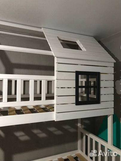 Двухъярусная кровать домик