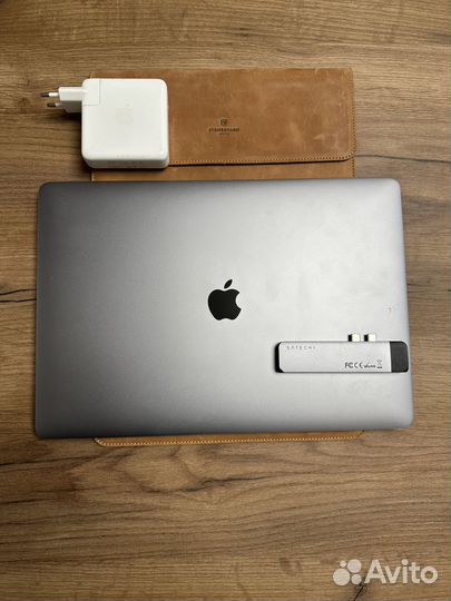 Macbook pro 15 2016 i7 16gb touchbar