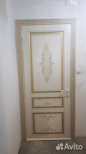 Двери с ручками в хорошем состоянии