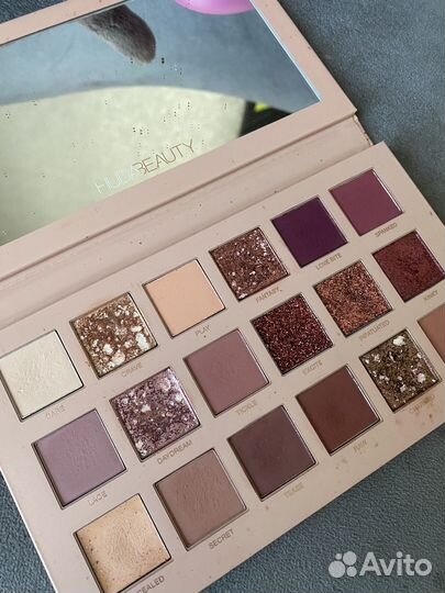 Палетка теней huda beauty