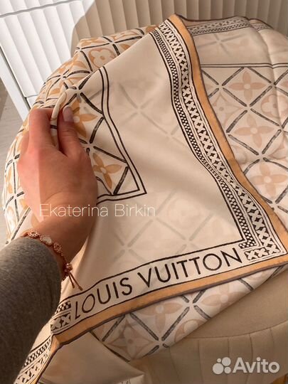 Шелковый платок louis vuitton бежевый молочный