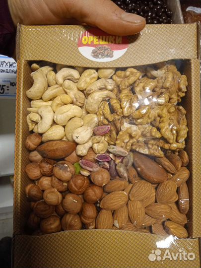 Орехи и сухофруктами