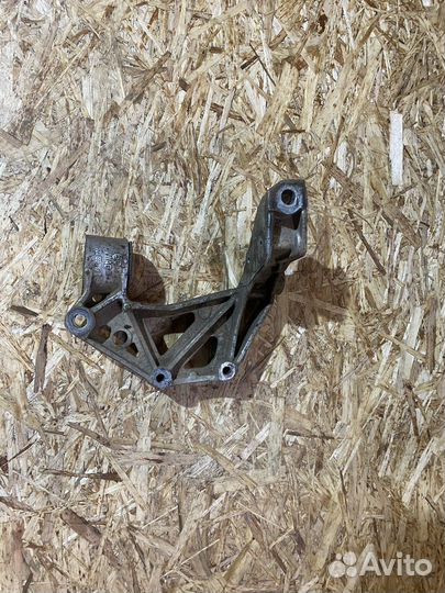 Кронштейн рычага переднего левого Skoda Fabia 2