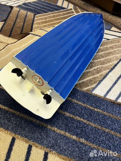 Лодка на пульте управления