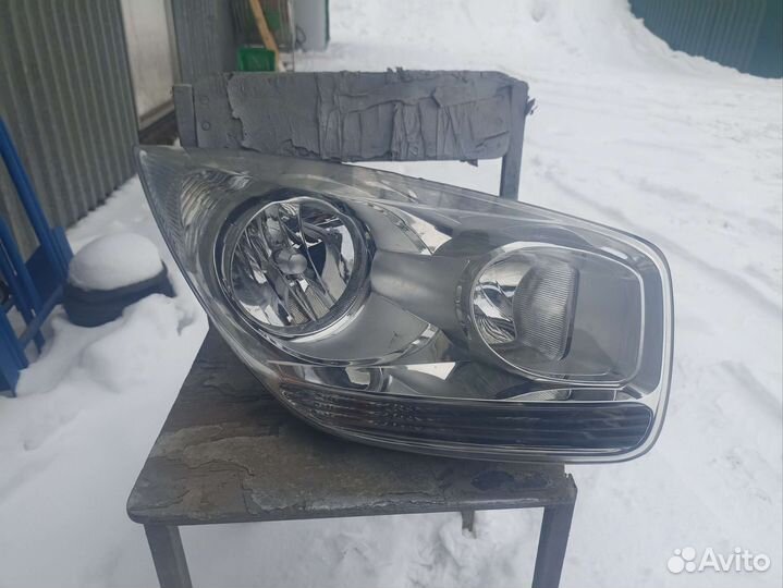 Правая фара Kia Venga