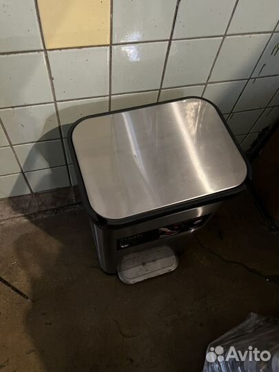 Мусорный контейнер с педалью