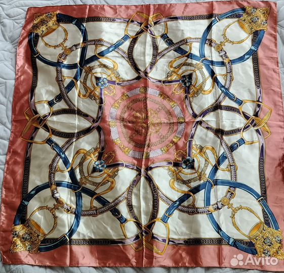 Платок с украшением, Платок