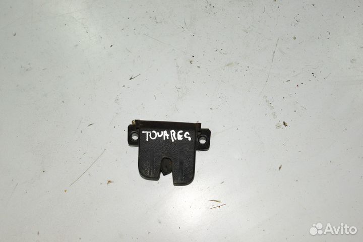 Замок крышки багажника Volkswagen Touareg 1