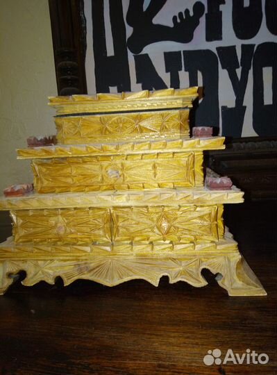 Резная из дерева многоярусная шкатулка