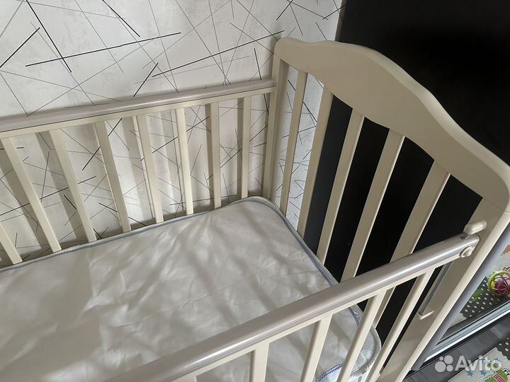 Детская кровать и комод