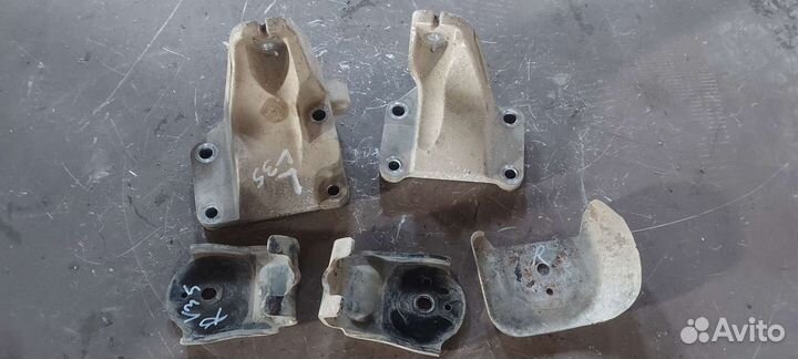 Кронштейн двигателя на Nissan Skyline v35