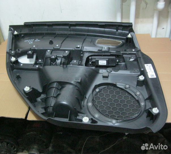 Обшивка задней R двери Mazda 3 седан 07г