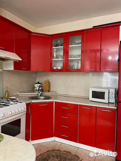 Кухонный гарнитур и холодильник